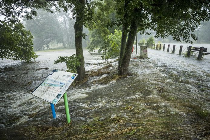 De weltervijver in Heerlen stroomt over.