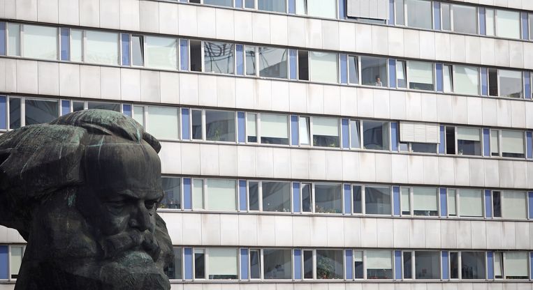 Het Karl-Marx-standbeeld in het centrum van Chemnitz, waar de rellen begonnen. Beeld REUTERS