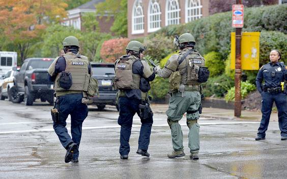 Minstens 8 doden bij schietpartij in Amerikaanse synagoge. Trump: “Wie zoiets doet, moet de doodstraf krijgen”