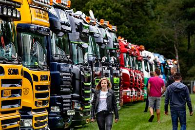 Invasie van vrachtwagens in Liessel voor Truckshow
