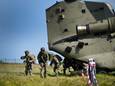 De Luchtmobiele Brigade dropt manschappen op het terrein van Indaver aan de Frankrijkweg in Nieuwdorp donderdagochtend.
