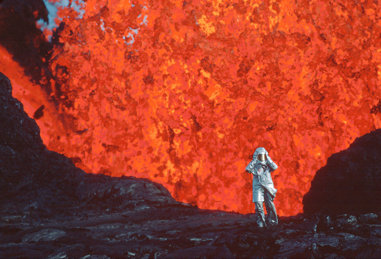 Katia Krafft in een aluminium pak tijdens een uitbarsting van de Krafla-vulkaan in IJsland.