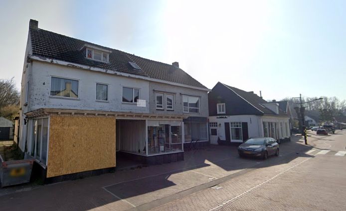 Het pand aan de Kapelstraat in het centrum van Heeze is behoorlijk aan het verpauperen.