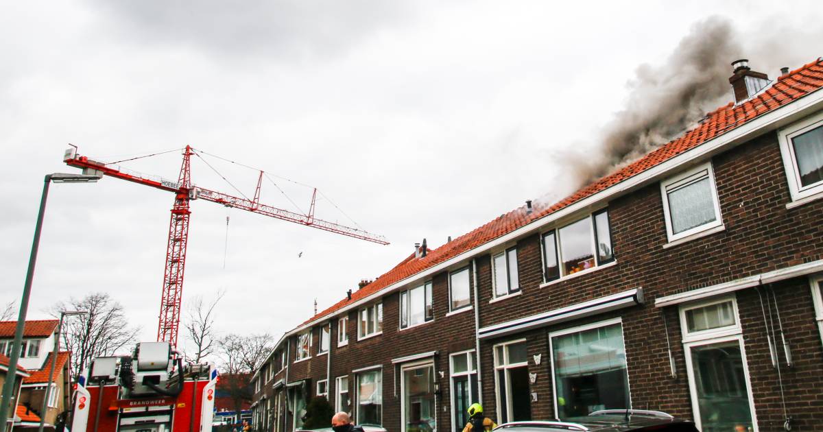 Brand op zolder in tussenwoning Dongestraat, brandweer spoort huisdieren op.