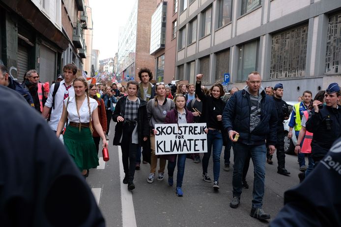 Greta Thunberg met rechts Anuna De Wever vooraan in de betoging.