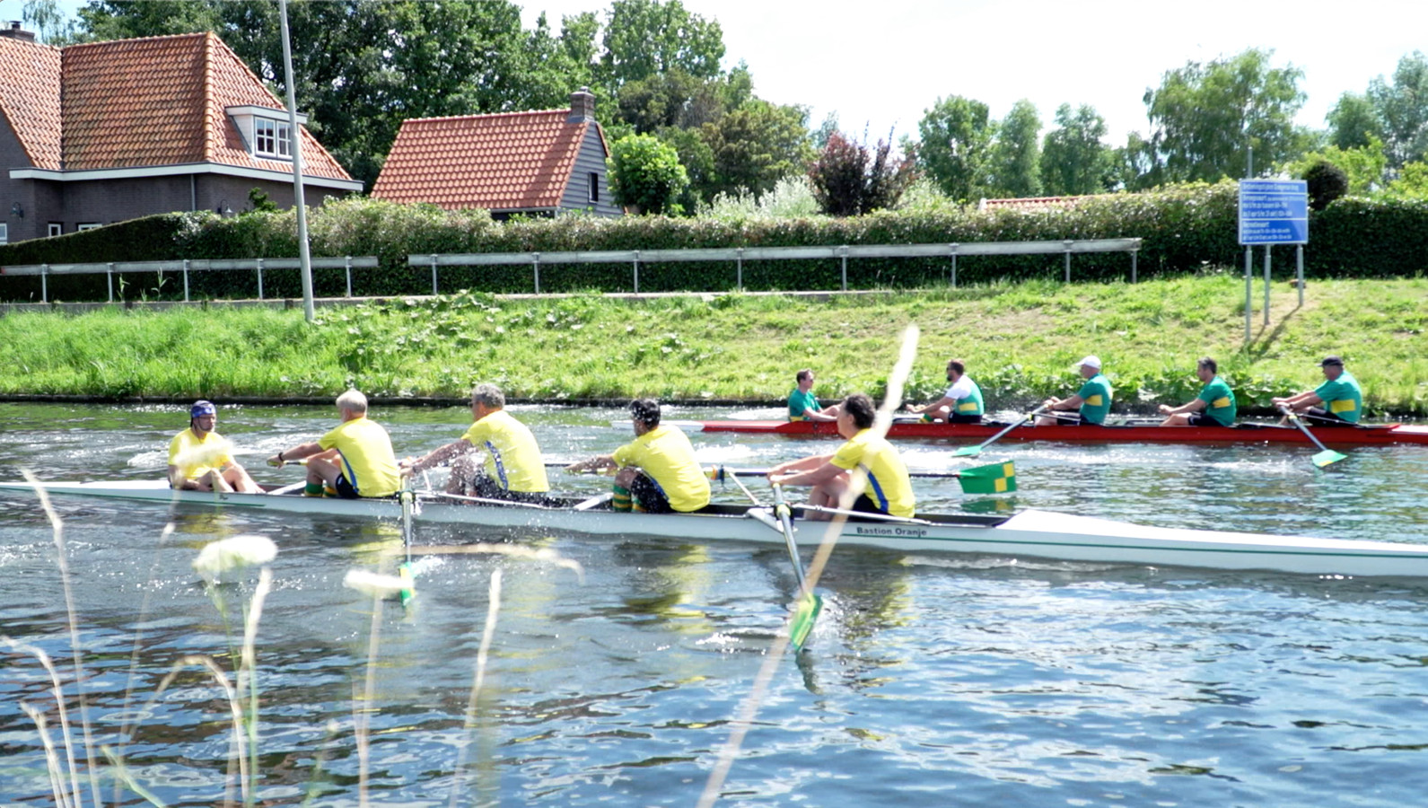 In één rechte lijn over de Zuid-Willemsvaart knallen in een roeiboot ...