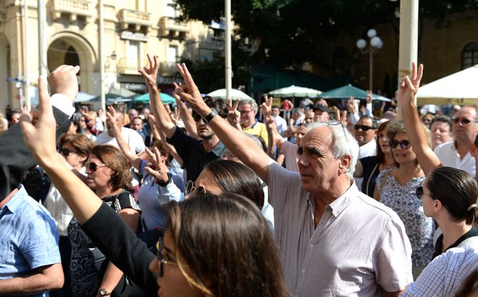 Betogers verzamelden voor het gerechtsgebouw in Valetta om gerechtigheid te eisen na de moord op journaliste Daphne Caruana Galizia.