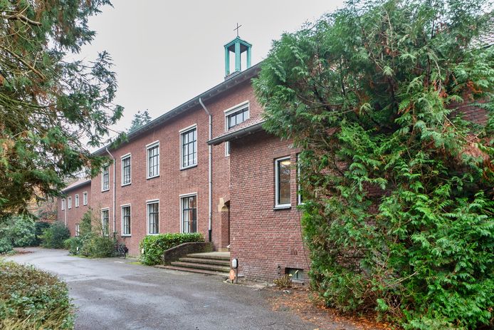 Het in 1935 gebouwde klooster van de missionarissen van de Heilige Familie dient als noodopvang van asielzoekers. Op 1 mei verlaten ze weer het gebouw aan de Tilburgseweg in Goirle.