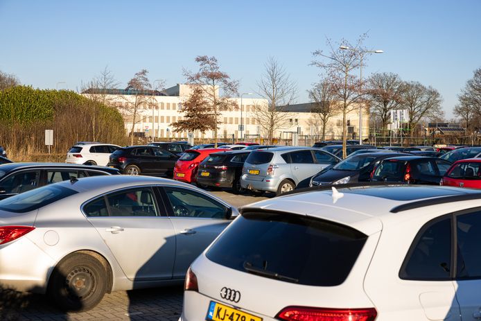 Op het parkeerterrein bij zwembad De Slag aan de Sportboulevard in Hardenberg staan vaak veel auto’s van bezoekers en medewerkers van het Saxenburgh Medisch Centrum (op de achtergrond zichtbaar), die best stukje extra willen lopen als ze maar gratis kunnen parkeren. Zoals deze dinsdagmiddag.