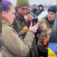 Ontroerende beelden: jonge Russische soldaat geeft zich over en wordt liefdevol opgevangen door Oekraïners