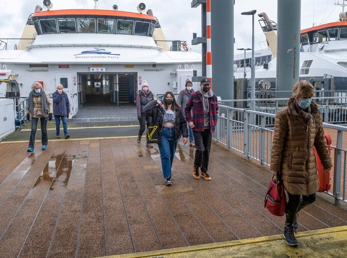 Passagiers op de Westerschelde Ferry, in februari van dit jaar.