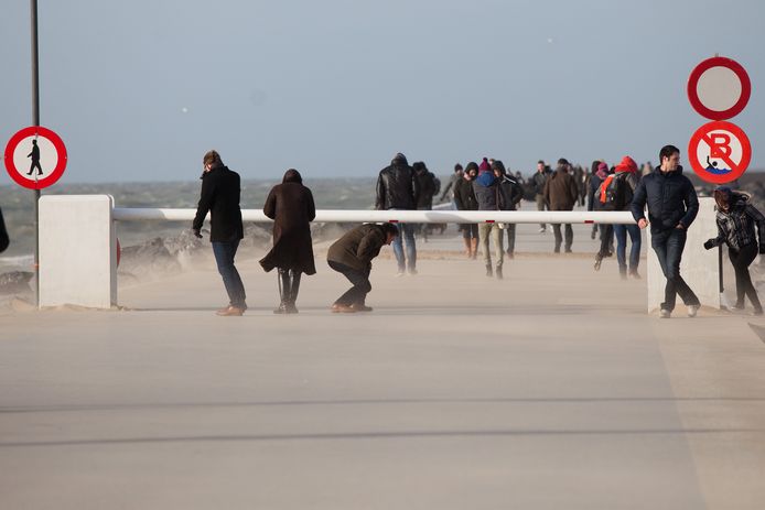 De strekdammen in Oostende, hier de westelijke, worden telkens afgesloten als er een storm wordt voorspeld. Niet iedereen houdt zich altijd aan dat verbod, blijkt uit deze foto.