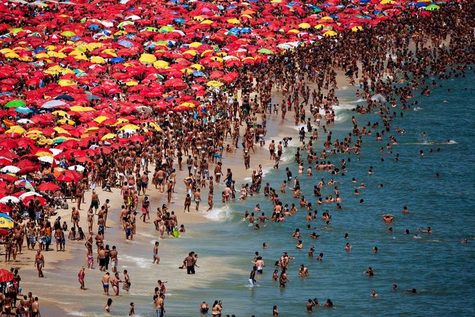 Comme à son habitude, dans "Legacy" Yann Arthus-Bertrand nous offre des images spectaculaires. Ici, le photographe a survolé la plage bondée d'Ipanema, au Brésil.