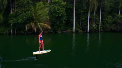 Deze surfplank 'vliegt' boven het water