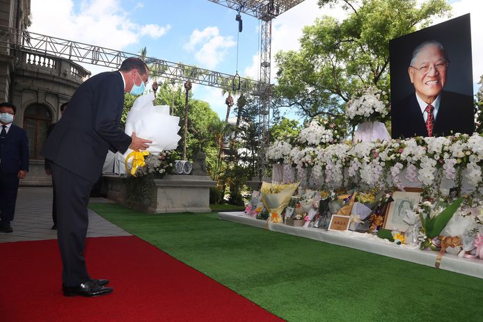 Amerikaans minister van Gezondheid Alex Azar groet een monument voor voormalig president Lee Teng-hui in Taipei.