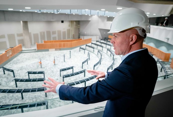 In oktober gaf staatssecretaris Knops (Binnenlandse Zaken) een rondleiding door het tijdelijke gebouw van de Tweede Kamer.