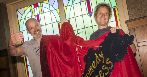 Comedy Express Albergen: zes cabaretiers in slijterij en werkplaats - Tubantia