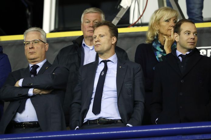 Pascal van Wijk (midden) op de tribune in stadion Gelredome. Links Henk Parren, die zijn werkzaamheden als bestuurder bij Vitesse al eerder neerlegde.