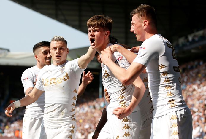 Spelers van Leeds United vieren een goal tegen Barnsley.