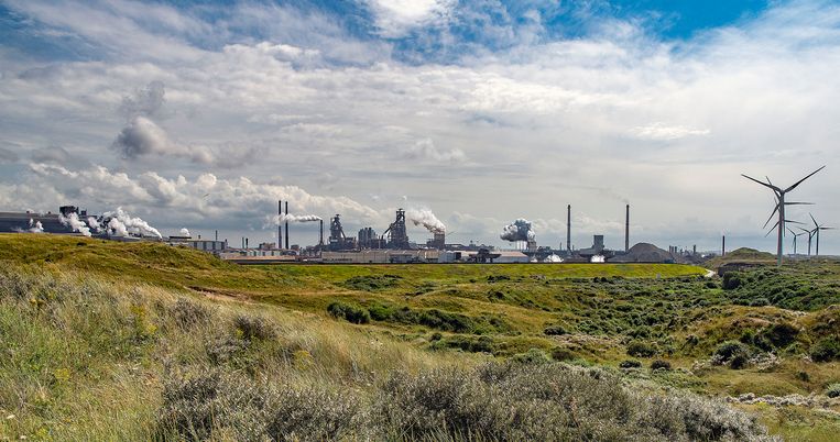 Zicht op Wijk aan Zee, met de fabriek van Tata Steel.
 Beeld Guus Dubbelman / de Volkskrant