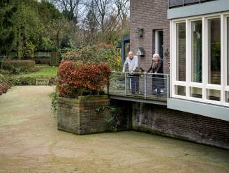 Smerige drab verpest Jo’s uitzicht: geen water meer te zien en het stinkt nog ook 