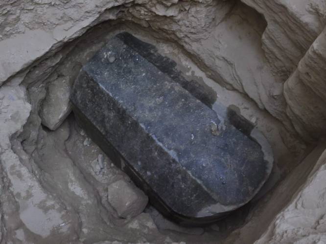 Mysterieuze zwarte sarcofaag geopend: inhoud minder spectaculair dan gehoopt