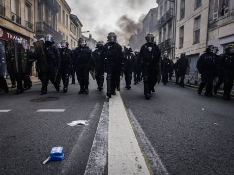 Réforme des retraites: les forces de l’ordre françaises “attendent de pied ferme” les black blocs