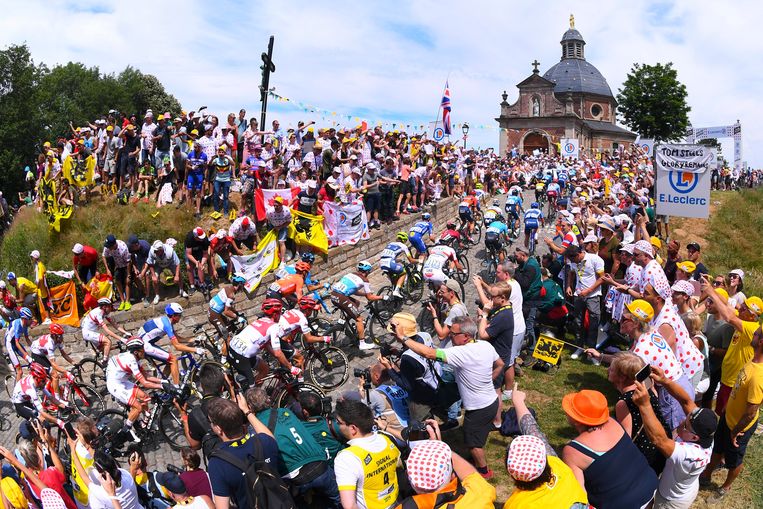 Ook zaterdag in de Omloop zullen wielerfans hun helden aanmoedigen op de Muur van Geraardsbergen. Beeld Photo News