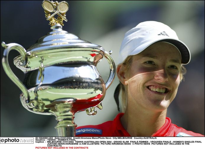 Henin triomfeert op Roland Garros nadat ze in 2004 in de finale de maat nam van Kim Clijsters.
