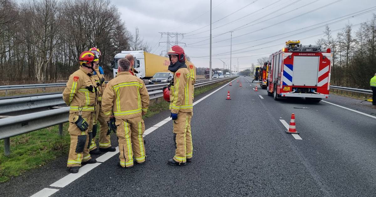 Flinke vertragingen op de A58 richting Eindhoven door ongeluk met vrachtwagen, meerdere hulpdiensten opgeroepen.