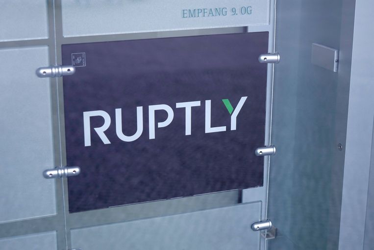 Het logo van Ruptly op de deur van het kantoor aan de Lennéstrasse in Berlijn.  Beeld ANP