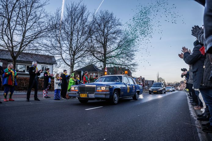 Voorafgegaan door de blauwe Cadillac nam ‘tout carnaval’ afscheid van de voormalig ‘ofsjoowfeur’.