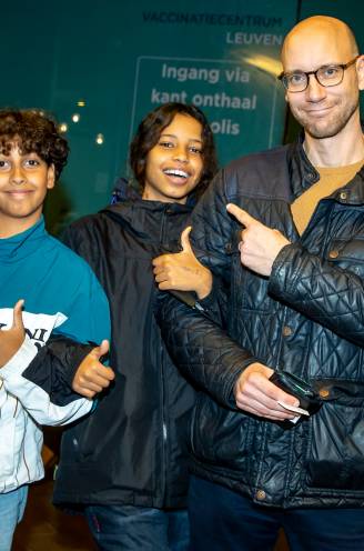 Deze mensen laten zich alsnog vaccineren: “We mochten eerst niet van papa, maar dankzij coronapas mag het wel”