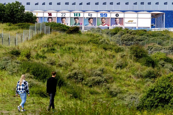 De paddock club van Circuit Zandvoort gezien vanaf de duinen.