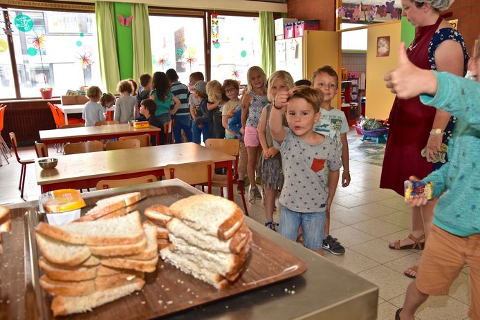In basisschool De Stap in Lauwe at iedereen gisteren boterhammen omwille van de geplaagde salmonellatraiteur die geen warm eten kon leveren. Dat vonden de kinderen duidelijk niet erg.