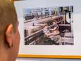 Een medewerker van het Etty Hillesum Centrum in Deventer bekijkt één van de ingekleurde foto's.
