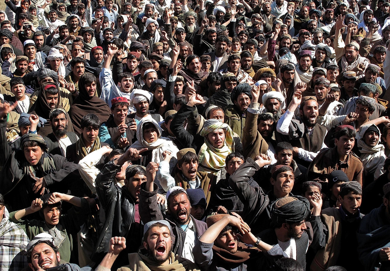 арабы саудовцы. арабы толпой. толпа мигрантов. арабы толпой. арабы толпой.