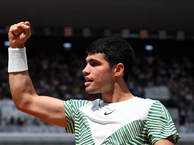 Dit kan helemaal niet! Alcaraz maakt punt van het jaar in halve finale tegen Djokovic