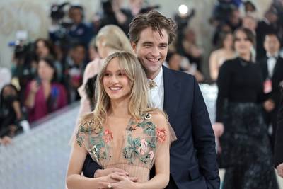 Gespot met kinderwagen: Robert Pattinson en Suki Waterhouse hebben eerste kindje verwelkomd