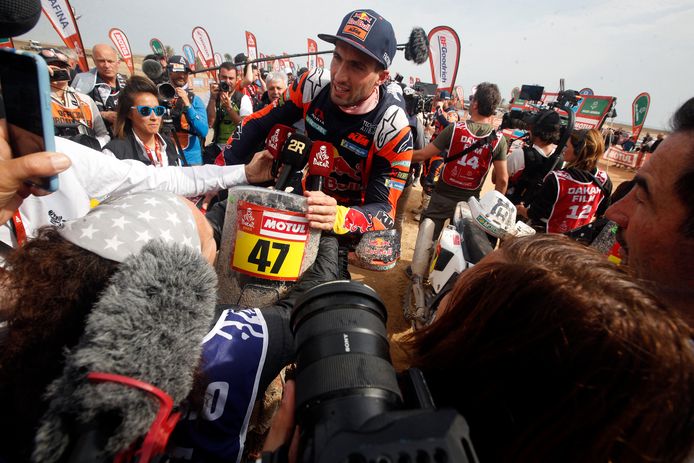 Kevin Benavides staat in het middelpunt van de belangstelling nadat hij zeker is van de eindzege in de Dakar Rally.