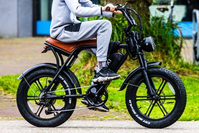 Tieners zouden 7-jarig meisje bij de keel hebben gepakt, inwoners Sprundel wijzen naar jongens op fa