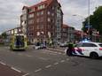 De situatie op de Wolfskuilseweg in Nijmegen zaterdagavond direct na de aanrijding waarbij een fietser ernstig gewond raakte.