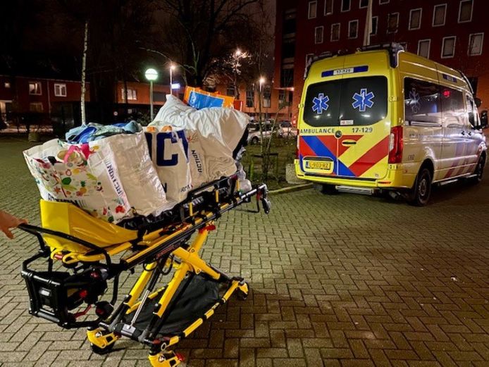 Voor de vrouw werden tassen vol boodschappen ingezameld.