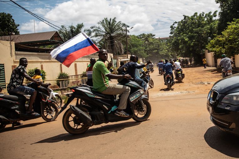 Aanhangers van het militaire bewind onder Ibrahim Traoré in hoofdstad Ouagadougou, in oktober. Beeld AP
