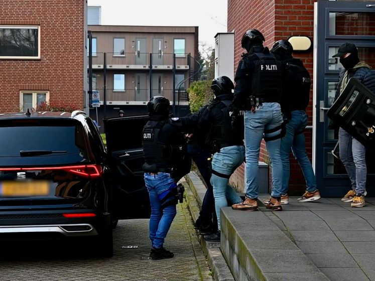 Politie haalt man uit woning bij inval in Nijmegen