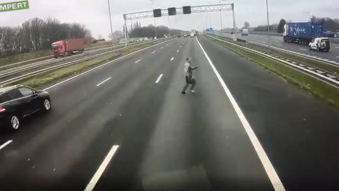 Snelwegloper was echt: trucker kreeg schrik van zijn leven