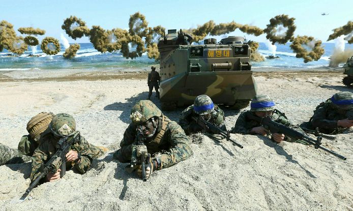 Amerikaanse en Zuid-Koreaanse mariniers (met de blauwe helmbanden) tijdens een gezamenlijke oefening op de stranden van Pohang aan de Zuid-Koreaanse oostkust.
