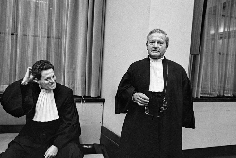 Advocaten Max Moszkowicz sr. (r) en zijn zoon Bram tijdens de rechtszaak tegen de Heineken-ontvoerders Cor van Hout en Willem Holleeder in 1987.
 Beeld ANP / Bert Verhoeff