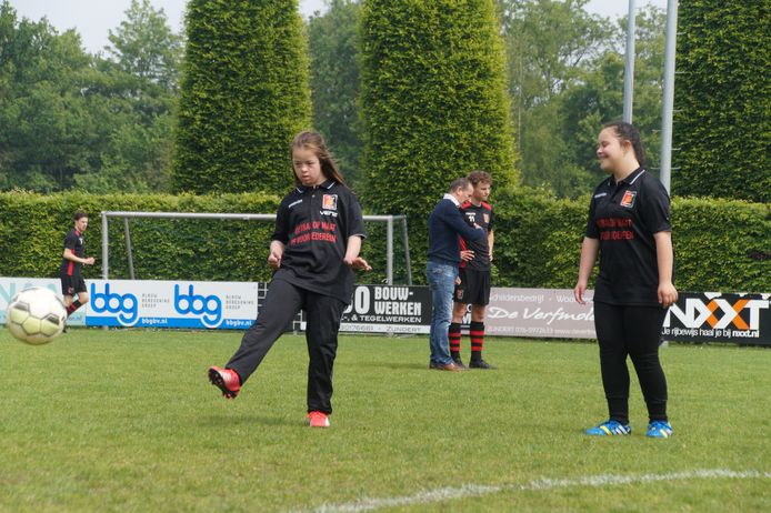 Het team van Voetbal op Maat trapt bij VV Zundert een balletje over. Op de foto is Kaya aan de bal.