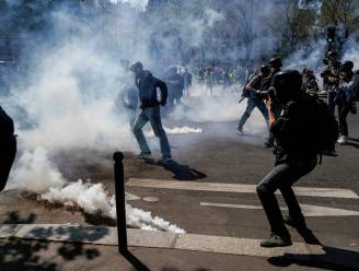 Plunderingen, in brand gestoken auto's en traangas: Parijs weer in rep en roer door protest ‘gele hesjes’, 126 mensen opgepakt